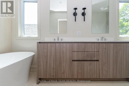 B - 13 Fifth Avenue, Ottawa, ON - Indoor Photo Showing Bathroom