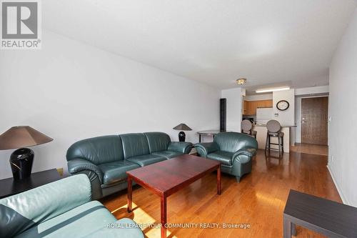 909 - 23 Oneida Crescent, Richmond Hill, ON - Indoor Photo Showing Living Room