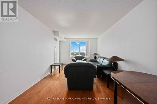 909 - 23 Oneida Crescent, Richmond Hill, ON - Indoor