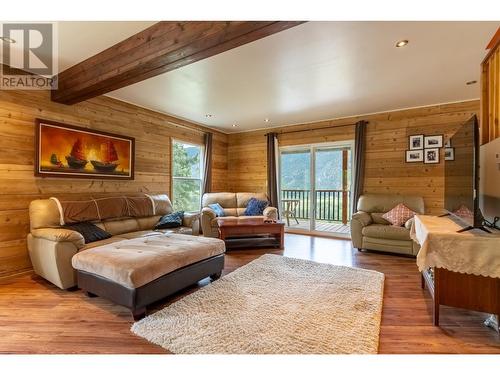 292 Orchard Lake Road, Mclure, BC - Indoor Photo Showing Living Room