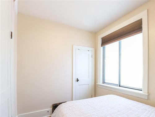 713 Scotland Avenue, Winnipeg, MB - Indoor Photo Showing Bedroom