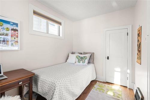 713 Scotland Avenue, Winnipeg, MB - Indoor Photo Showing Bedroom