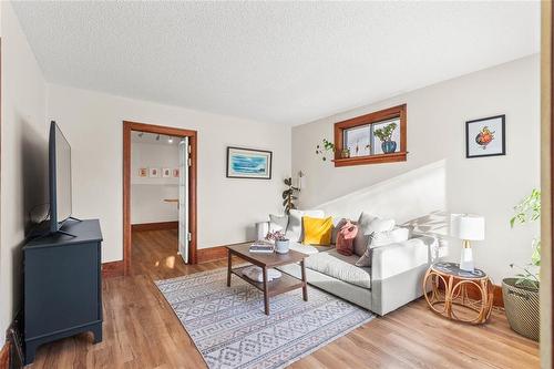 713 Scotland Avenue, Winnipeg, MB - Indoor Photo Showing Living Room