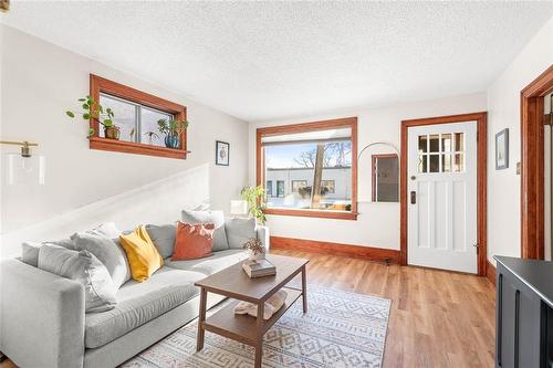 713 Scotland Avenue, Winnipeg, MB - Indoor Photo Showing Living Room