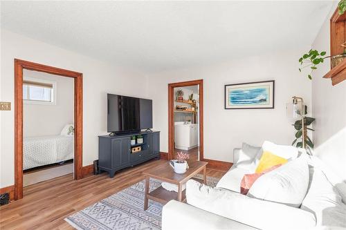 713 Scotland Avenue, Winnipeg, MB - Indoor Photo Showing Living Room