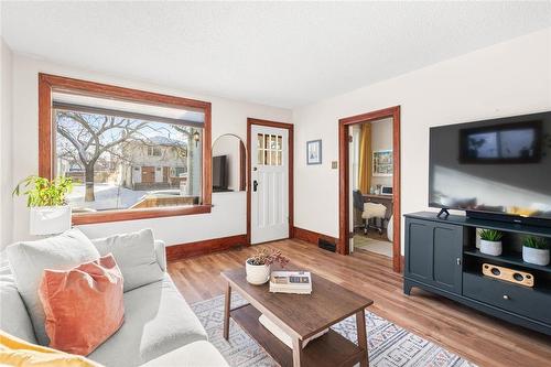 713 Scotland Avenue, Winnipeg, MB - Indoor Photo Showing Living Room