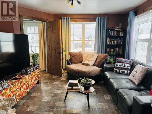 52 Doyon Street, Fauquier-Strickland, ON - Indoor Photo Showing Living Room