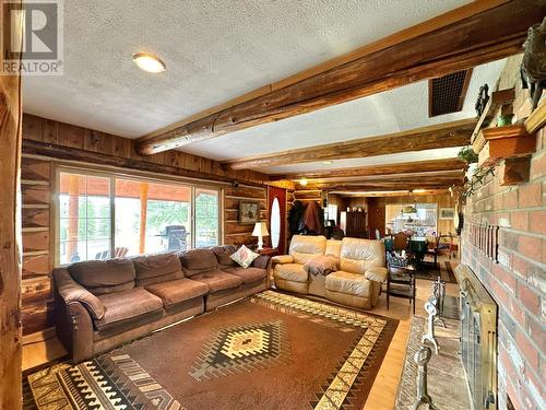 4050 Spokin Lake Road, 150 Mile House, BC - Indoor Photo Showing Living Room