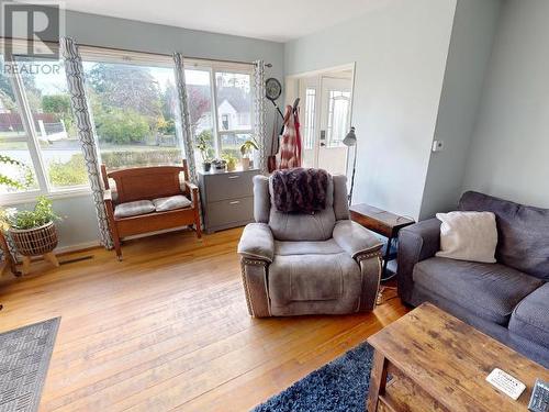 6831 Church Street, Powell River, BC - Indoor Photo Showing Living Room