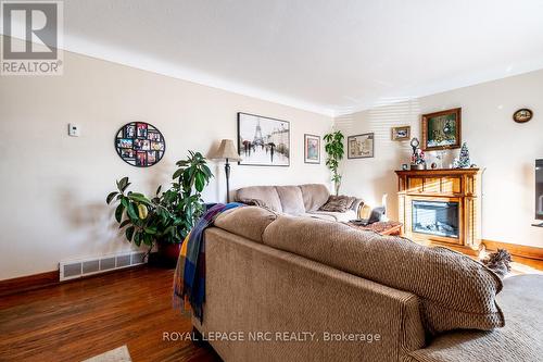 7 Ridgeview Avenue, St. Catharines (444 - Carlton/Bunting), ON - Indoor Photo Showing Living Room With Fireplace