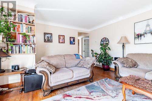 7 Ridgeview Avenue, St. Catharines (444 - Carlton/Bunting), ON - Indoor Photo Showing Living Room