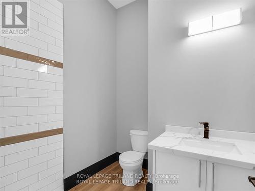 54 Stanley Street, London, ON - Indoor Photo Showing Bathroom