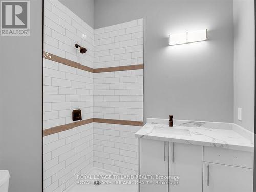 54 Stanley Street, London, ON - Indoor Photo Showing Bathroom