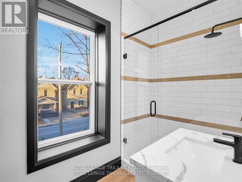 54 Stanley Street, London, ON - Indoor Photo Showing Bathroom