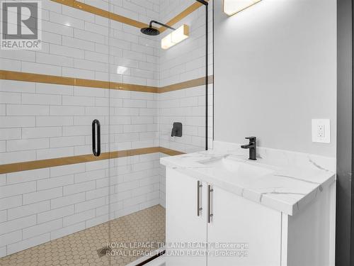 54 Stanley Street, London, ON - Indoor Photo Showing Bathroom