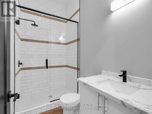 54 Stanley Street, London, ON - Indoor Photo Showing Bathroom