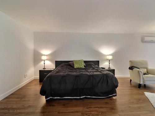 Chambre Ã  coucher principale - 28 Rue François-Bertrand, Sainte-Catherine-De-La-Jacques-Cartier, QC - Indoor Photo Showing Bedroom