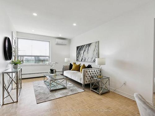 411-71 Jonesville Cres, Toronto, ON - Indoor Photo Showing Living Room