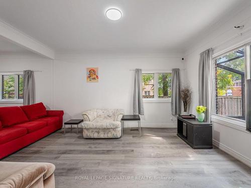 58A Oxford St, Richmond Hill, ON - Indoor Photo Showing Living Room