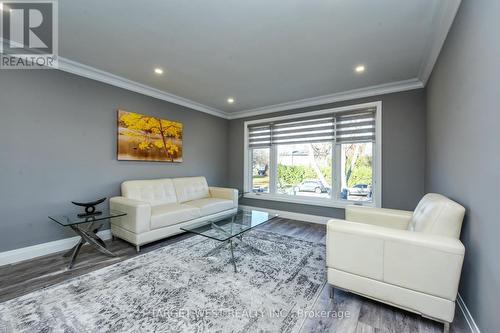 1443 Saginaw Crescent, Mississauga, ON - Indoor Photo Showing Living Room