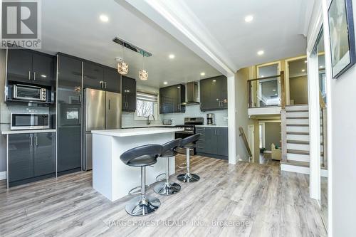 1443 Saginaw Crescent, Mississauga, ON - Indoor Photo Showing Kitchen With Upgraded Kitchen