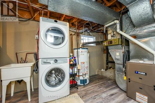 1443 Saginaw Crescent, Mississauga, ON - Indoor Photo Showing Laundry Room