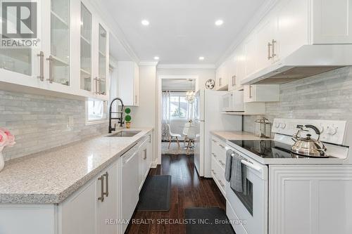 62 Berkshire Square, Brampton, ON - Indoor Photo Showing Kitchen With Upgraded Kitchen