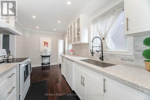 62 Berkshire Square, Brampton, ON - Indoor Photo Showing Kitchen With Upgraded Kitchen