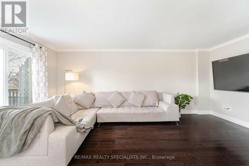 62 Berkshire Square, Brampton, ON - Indoor Photo Showing Living Room