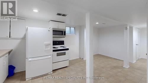 28 Abell Drive, Brampton, ON - Indoor Photo Showing Kitchen