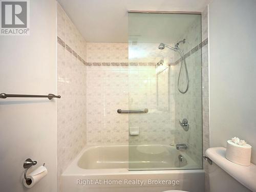 204 - 2301 Parkhaven Boulevard, Oakville (Uptown Core), ON - Indoor Photo Showing Bathroom