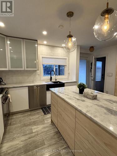 102 - 160 Olde Bayview Avenue, Richmond Hill, ON - Indoor Photo Showing Kitchen With Upgraded Kitchen