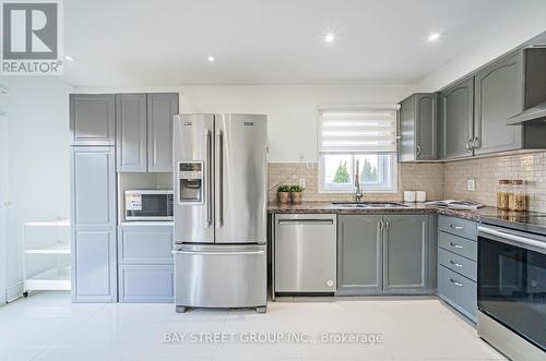 15 Inverhuron Trail, Oakville, ON - Indoor Photo Showing Kitchen With Double Sink