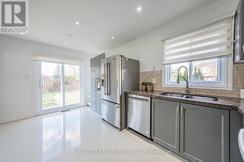 15 Inverhuron Trail, Oakville, ON - Indoor Photo Showing Kitchen With Double Sink