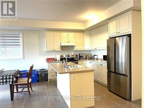 6 Explorer Way, Thorold (560 - Rolling Meadows), ON - Indoor Photo Showing Kitchen With Double Sink