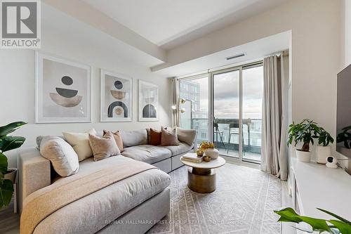 814 - 8 Olympic Garden Drive, Toronto, ON - Indoor Photo Showing Living Room