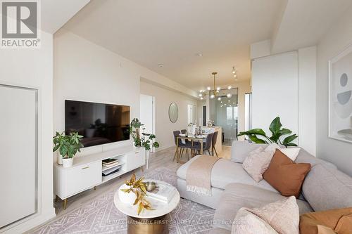 814 - 8 Olympic Garden Drive, Toronto, ON - Indoor Photo Showing Living Room