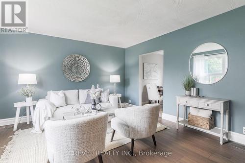 42 Northlin Park Road, Kawartha Lakes (Lindsay), ON - Indoor Photo Showing Living Room