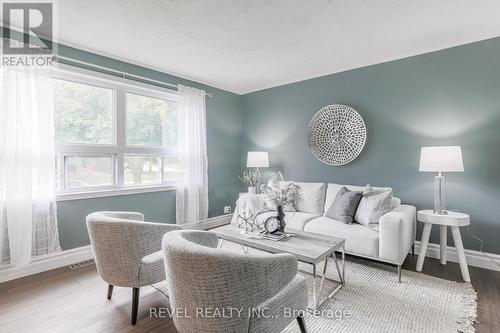 42 Northlin Park Road, Kawartha Lakes (Lindsay), ON - Indoor Photo Showing Living Room