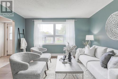 42 Northlin Park Road, Kawartha Lakes (Lindsay), ON - Indoor Photo Showing Living Room