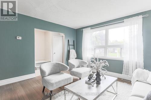 42 Northlin Park Road, Kawartha Lakes (Lindsay), ON - Indoor Photo Showing Living Room