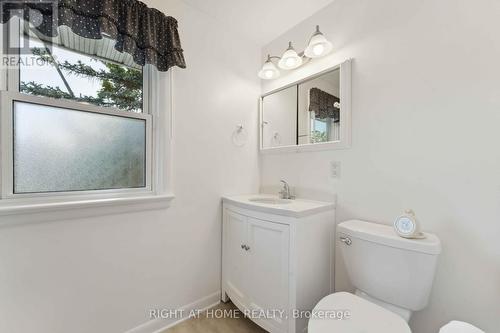 950 Woodroffe Avenue S, Ottawa, ON - Indoor Photo Showing Bathroom