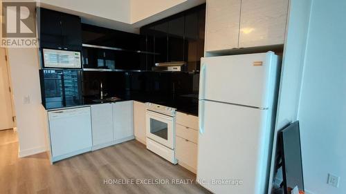 2302 - 72 Esther Shiner Boulevard, Toronto, ON - Indoor Photo Showing Kitchen