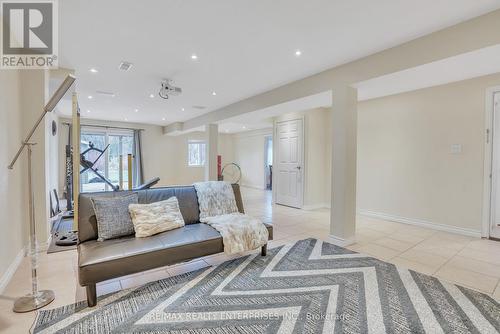 28 Sun King Crescent, Barrie, ON - Indoor Photo Showing Living Room