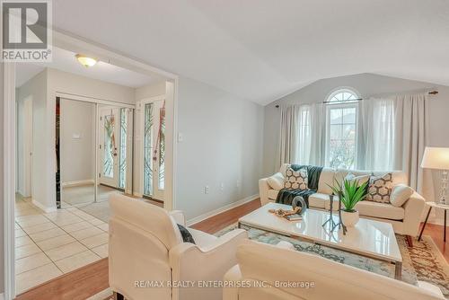 28 Sun King Crescent, Barrie, ON - Indoor Photo Showing Living Room