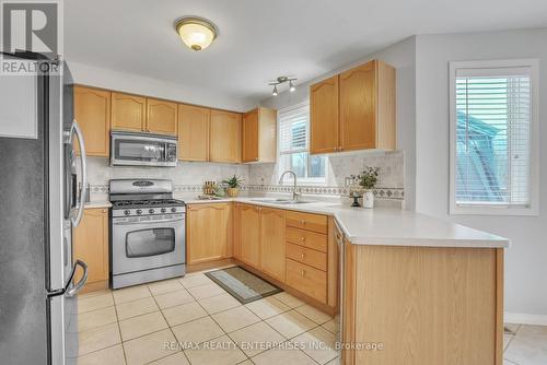 28 Sun King Crescent, Barrie, ON - Indoor Photo Showing Kitchen With Double Sink