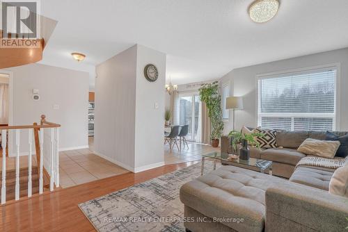 28 Sun King Crescent, Barrie, ON - Indoor Photo Showing Living Room