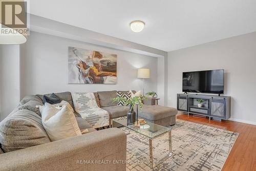 28 Sun King Crescent, Barrie, ON - Indoor Photo Showing Living Room