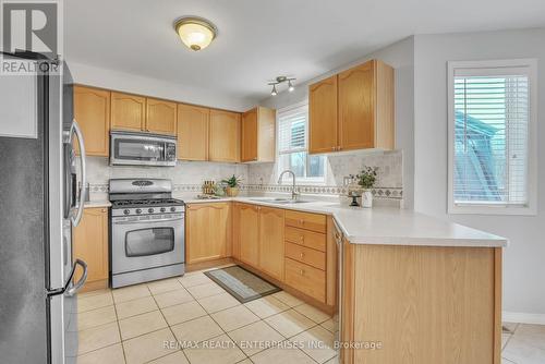 28 Sun King Crescent, Barrie, ON - Indoor Photo Showing Kitchen With Double Sink