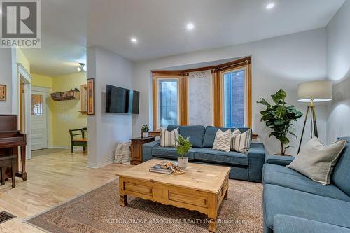 82 Marion Street, Toronto, ON - Indoor Photo Showing Living Room